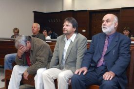 Karel Bystřický (druhý zleva) a Miloš Fichtner (druhý zprava) jsou bývalými společníky frýdlantské firmy Ikona, Petr Veselý (vlevo) je jejím právním zástupcem a Ivan Turnovec (vpravo) soudním znalcem na oceňování drahých kamenů.